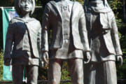 【進撃の巨人】諫山先生の故郷に建った進撃の銅像がセンス良すぎるｗｗｗｗｗｗ